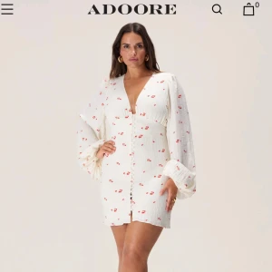 Vit blommig kortklänning från Adoore - Superfin Adoore klänning som är i nyskick. Har användes vid enbart 1 tillfälle🤍