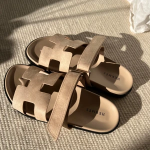 Sandaler - OANVÄNDA Endast testade utomhus 1 gång Säljes då de är för små för mig  Innersula längd är ca 24cm  De är storlek 40 men passar ej mig som är 39, passar bättre en 37-38.  De är en exakt replika av originalet. 