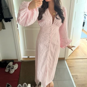 Adoore klänning - Så fin rosa adoore Positano klänning, använd en gång men tyvärr gick de två knapphålen längst ner sönder. Jag är 168 och brukar ha 36/38 i vanliga fall💕