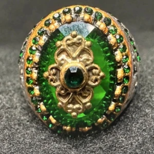 Grön statementring med gulddetaljer -  Detaljrik ring i antikinspirerad turkisk stil med stor grön glaskristall, guldfärgade ornament och strass runtom. Tillverkad i rostfritt stål – reptålig och bekväm att bära. Passar perfekt för dig som gillar boho, orientalisk estetik eller dramatiska statementringar. ✨ Innerdiameter: ca 1,9 cm ✨ Höjd: ca 2,3 cm Skick: Ny och oanvänd. Prutning accepteras ej, men bundlerabatt ges. Se gärna mina andra annonser!  ⸻ 