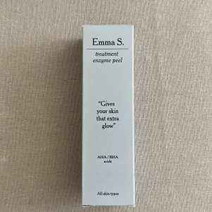 Emma S. enzyme peel 75ml - Enzympeeling från Emma S. med AHA- och BHA-syror som ger huden extra glow. Passar alla hudtyper och kommer i en stilren, ljusgrå tub på 75 ml. Vegansk formula med ingredienser som papayaextrakt och sheasmör. Perfekt för dig som vill boosta lystern. Plomberad ❤️ ord pris 349kr