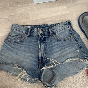 Snygga jeans shorts från zara - Jätte snygga jeans shorts från zara, strl 38/M eller lite större S! De är ganska högmidjade! Men as snygga💞 priset kan diskuteras!! Ny pris 300-350! 