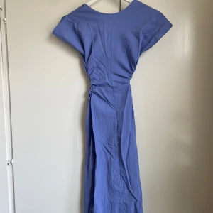 Elegant sommarklänning  - Elegant sommarklänning i storlek 32 från ASOS. Oanvänd med prislapp 