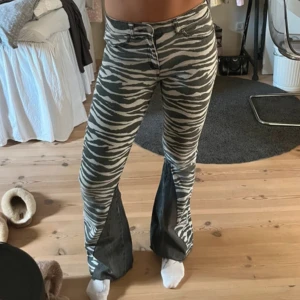 Zebramönstrade bootcut jeans - as snygga och sköna zebra!!