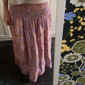 Lila Marta Du Chateau långkjol - Säljer min fina kjol från Marta de chateau, som är slutsåld. Knappt använd. Den är onesize och passar därför många olika storlekar💕😇