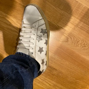 Saint Laurent Skor -  Saint Laurent skor| Skicket är 8/10 | Storlek 42 -Nypris 4799kr-Mitt pris 1399kr, skorna är i skönt skick finns endast slitage på skon och på insidan. Endast skor följer med.  Tveka inte vid att ställa frågor vid funderingar, pris kan diskuteras!