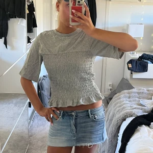 Smockad tshirt - Tshir med smock. Populär från hm. Helt ny och aldrig använd. Lapp kvar. 