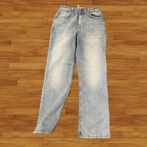 Jeans  - Stilrena ljusblå jeans – en tidlös bas som passar till alla tillfällen! Med sin klassiska passform och mjuka, bekväma material är dessa jeans lika bra för vardagsbruk som för en mer avslappnad kvällslook. Perfekt att matcha med både t-shirt, skjorta eller hoodie. Inga fläckar eller slitage, redo att användas!