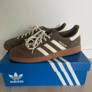 Adidas Spezial bruna sneakers mocka - Säljer ett par Adidas Spezial sneakers i brun mocka. Köpte för 1350 använt max 5 gånger. Pris kan diskuteras 
