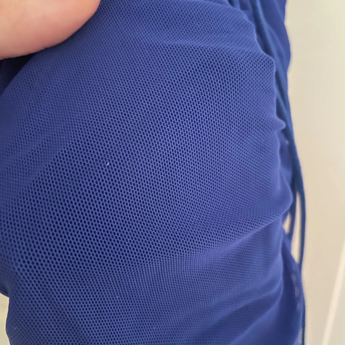 Blå draperad meshklänning med snörning - 2