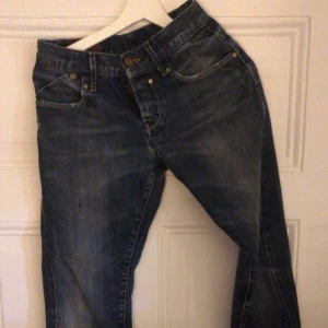 Lågmidjade jeans från lee  - Lågmidjade jeans från Lee, de är utsvängda men lite mer åt det raka håller så om ni vill ha fler bilder är det bara att fråga🥰