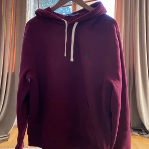 Vinröd hoodie från Polo Ralph Lauren - Vinröd Ralph Lauren hoodie| skick 8,5/10| Storlek Medium|Vid eventuella funderingar hör av er.