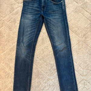 Tiger Of Sweden Jeans Pistolero 28/32 - Snygga blå jeans från Tiger Of Sweden i modellen Pistolero. De har en Slim fit passform och är riktigt sköna. Storlek: 28/32, Nypris: 1599kr. Pris kan diskuteras vid smidig affär!