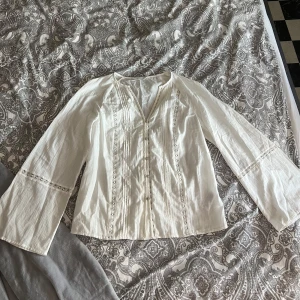 Vit blus - Vit blus i toppenskick. En liten sminkfläck vid halsen men den syns knappt och går bort i tvätten! Kolla gärna in mina andra annonser och köp gärna en bundle!    Det finns just nu gratis frakt under en begränsad tid!