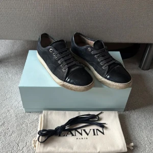 Lanvin toe cap - Skick 7/10 på dessa Lanvins. Säljer dem eftersom de inte kommer till användning. Skorna är fullt användbara, men sulorna är väldigt slitna och det finns hål i dem. Priset går att diskutera