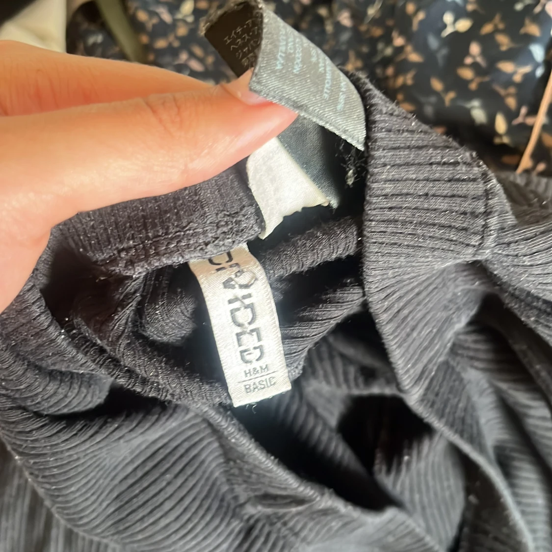 Svarta ribbade utsvängda byxor från H&M Divided - 1