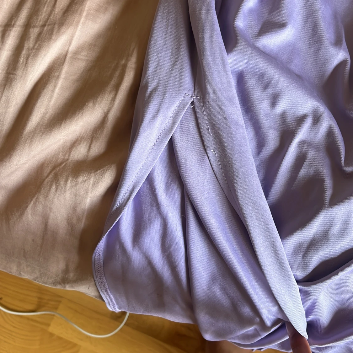 Ljuslila långklänning med slits och detalj i ryggen perfekt för bal eller bröllop - 1