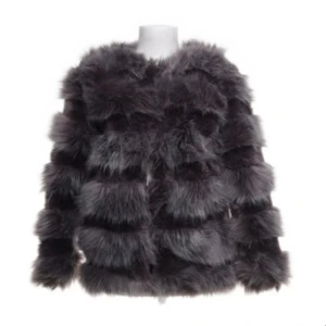 Mörkgrå pälsjacka från Vera & Lucy - Fluffig och trendig mörkgrå pälsjacka från Vera & Lucy. Jackan har en cool, voluminös look med långa ärmar och mjukt foder. Perfekt för dig som vill sticka ut och hålla dig varm under kyliga dagar. Prislapp är kvar på💞