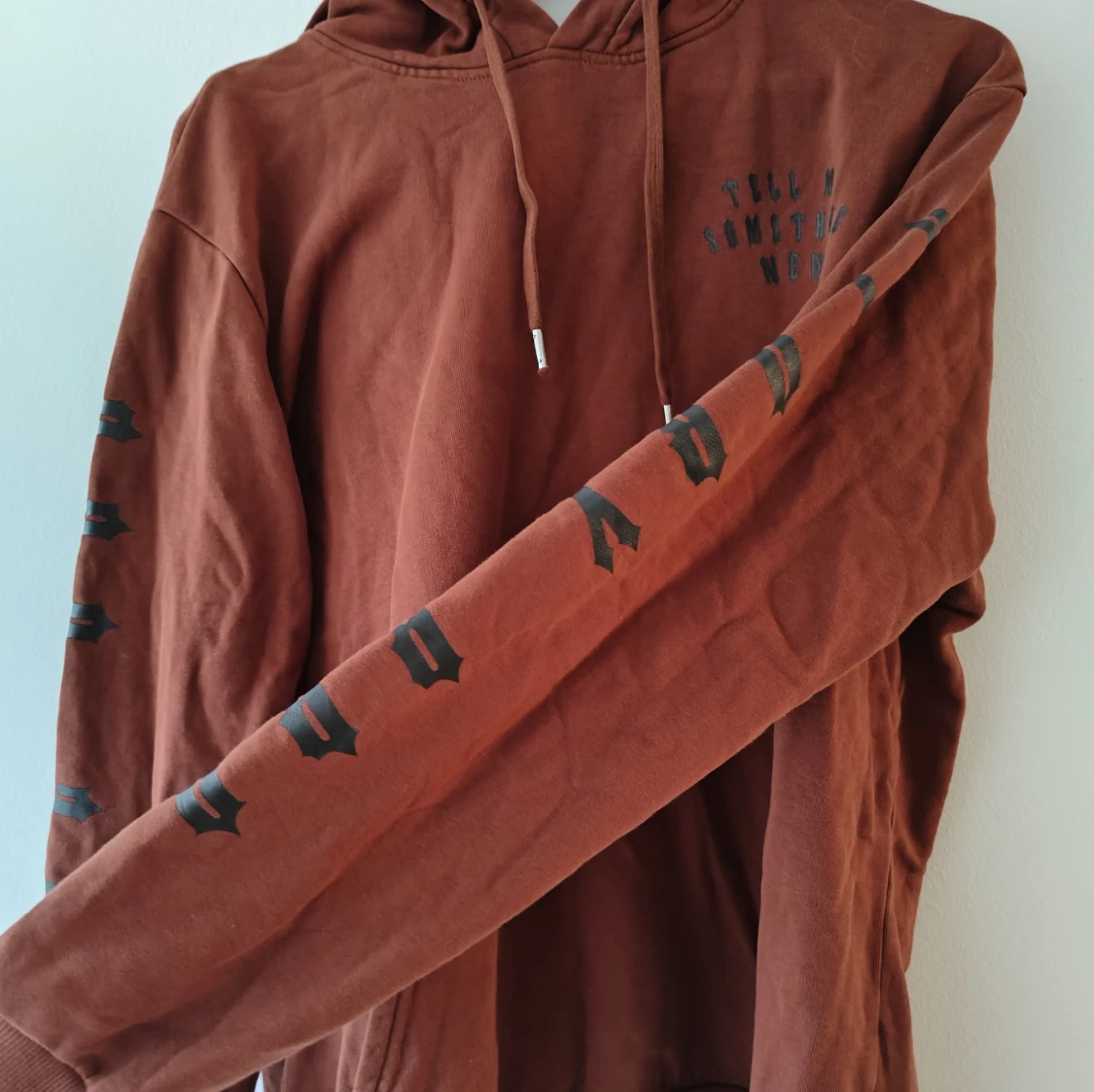 Vinröd hoodie med svart tryck - 4