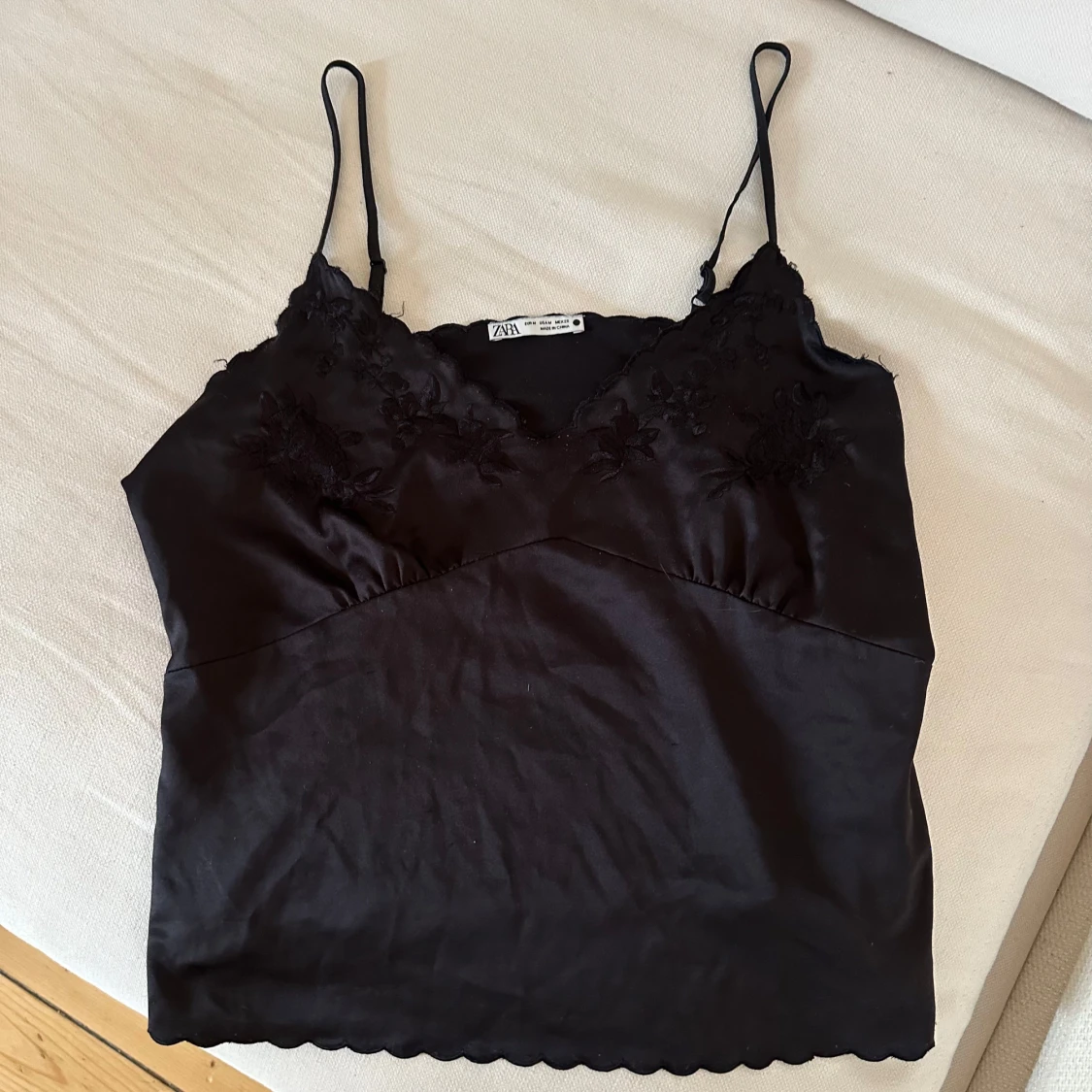 Svart linne med spets och broderi från Zara