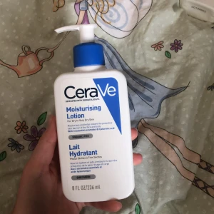 CeraVe Moisturising Lotion 236 ml - CeraVe Moisturising Lotion är en parfymfri, pumpflaska på 236ml. Passar torr till mycket torr hud och kan användas både i ansiktet och på kroppen. Fel köp. Testad en gång 