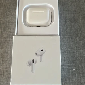 Vita små hörlurar  - Hej säljer mina helt nya och oanvända hörlurar, ingår en laddare och box. Ingår även storleks förändrare så att det passar alla olika öron! Pris kan diskutera vid snabb affär. 