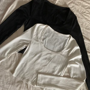två pack långärmade tröjor - I storlek S säljer båda tillsammans. Den vita är helt vit och har inga defekter alls.❤️