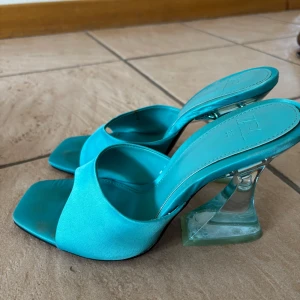 Turkosa klackar transparent klack - Snygga turkosa klackar från Zara och en genomskinlig klack. Storlek 38