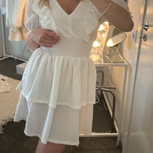 Vit klänning - Söt vit klänning från Gina Tricot, storlek XS. Använd en gång🎀