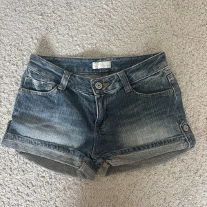 Low waist jeansshorts  - Super snygga jeansshorts med låg midja💞Säljer på grund av att de är för små och är då helt oanvända. Modellen har uppvikta kanter och snygga detaljer på bakfickorna 🙌🏼midjemått 64 cm, höftmått 90 cm