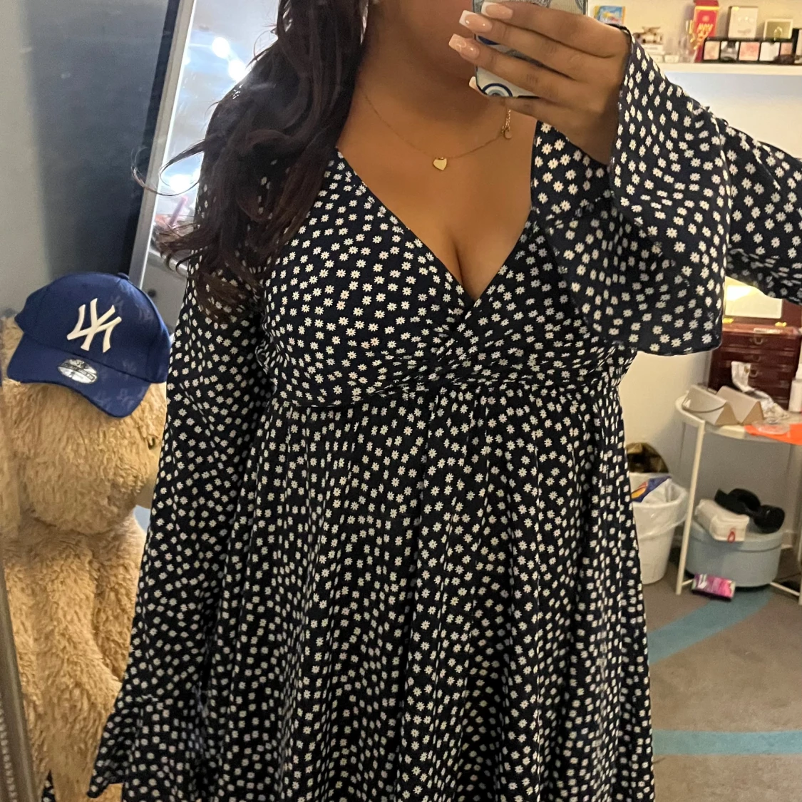 Mörkblå blommig omlottklänning