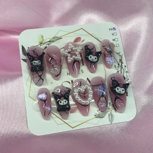 KuromiCrush(XS);Medium Almond - Set kuromi gelé press on-naglar i rosa med 3D Kuromi-figurer, pärldekor, svarta linjer och glitterdetaljer. Naglarna har en cool och lekfull vibe med både hjärt- och stjärnformade pärlor. Perfekt för dig som vill sticka ut med kawaii-stil. I storlek XS: 14 mm, 11 mm, 11,5 mm, 10 mm, 8 mm  