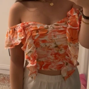 H&M topp - Säljer denna H&M toppen i storlek XS/S. På grund av att den aldrig kommer till användning dessvärre. Säljer för 150! Kan användas på två olika sätt, som off shoulder och som vanligt.