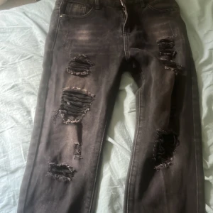  Snygga jeans, perfekt till höst och vår ganska sköna -  Passar bra till dem hål i det ska vara det de är med knapp och dragkedja så snygga 