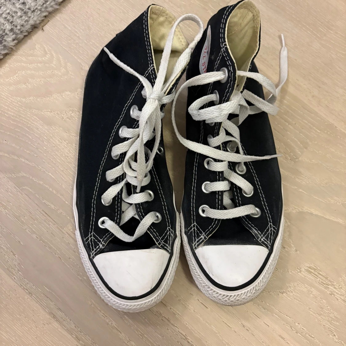 Svarta Converse