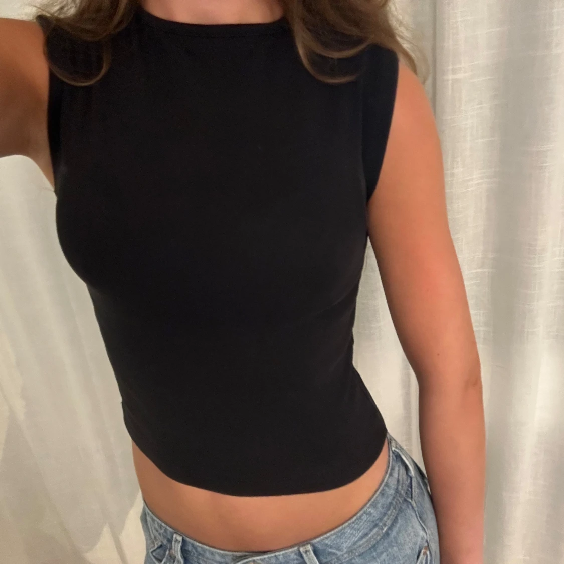 Svart ärmlös croppad topp