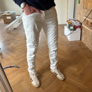 Replay jeans - Hej! Jag säljer nu dessa snygga replay jeans till ett galet pris, de är sparsamt använda och är i fint skick! Modellen är 182 cm och väger ca 70 kg! Priset är ej förhandlingsbart🤗. 