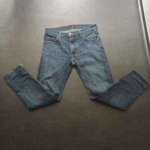 Lee Rider blå jeans W30 L30 -  Lee Rider jeans i blå Modellen har raka ben, fem fickor och snygga kontrastsömmar. 