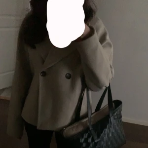 Beige skepparkavaj med knappar - Stilren beige skepparkavaj med dubbelknäppning och klassisk krage. Jackan har en rak passform och långa ärmar, perfekt för dig som gillar en clean och tidlös look. Passar till allt och ger en snygg siluett. Slutsåld och pris kan absolut diskuteras.