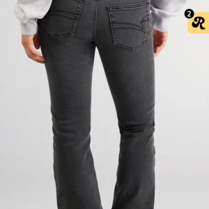 Svarta bootcut jeansbyxor från Junkyard - Svarta bootcut jeansbyxor från Junkyard med klassisk femficksdesign och snygga bakfickor med broderad detalj. Byxorna har normal passform, tillverkade i bomull med en skön känsla. Perfekta för dig som gillar en enkel och stilren look.