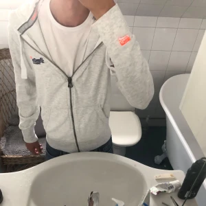 Superdry ziphoodie - Tja! Säljer en jätte snygg och skön zip hoodie från Superdry. Jätte bra kvalitet och bra passform. Hör av dig vid fundering!