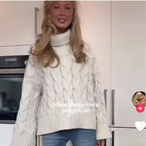 Vit kabelstickad polotröja❤️🥹🥹 - Säljer denna så najs tröjan tills i höst som är så trendig!’