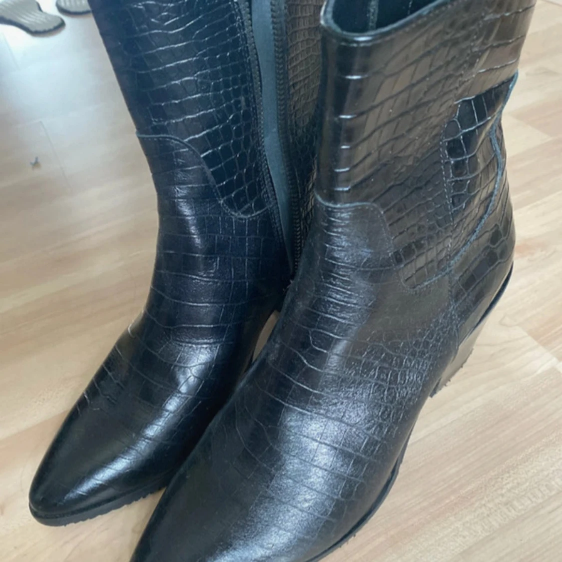 Svarta boots med krokopräglat mönster - 1