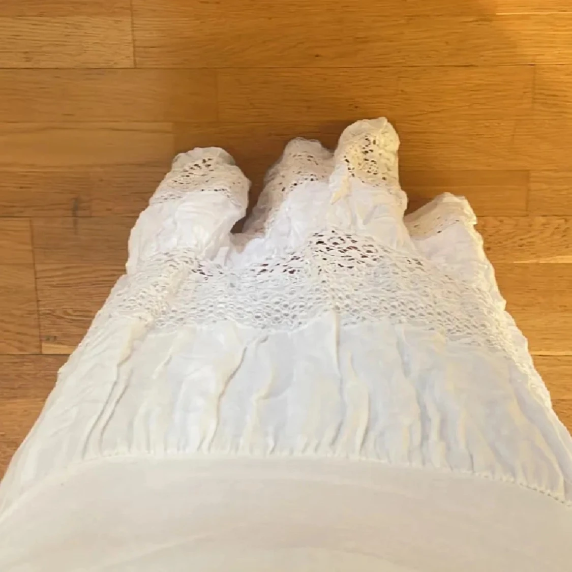 Vit långkjol med spetsdetaljer - 90