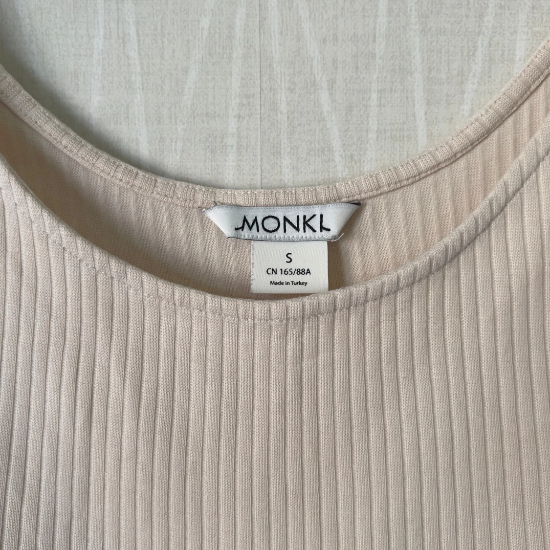 Beige ribbad linnetopp från Monki