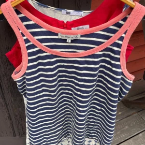 Flash linnetop Essential tvärrandig - Linnetopp Flash Essential, ärmlös med marinblå och vita ränder, rosa kantband och ett unikt bladmönster längst ner. Perfekt för dig som gillar en fräsch och somrig look. Mjuk bomullskänsla och relaxed fit.