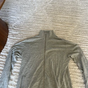 Grå kofta från Jack & Jones XS - Snygg grå kofta från Jack & Jones. Tröjan har hel dragkedja framtill, ståkrage och två fickor. Tillverkad i mjuk bomullsmix, perfekt för lager-på-lager. Enkel och stilren design som funkar till det mesta. Tröjan är i storlek XS men passar definitivt S också!