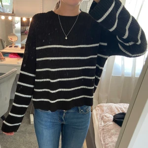 Stickad tröja - Säljer en fin stickad svart och vit tröja från Kappahl i storlek 170, fint skick! 