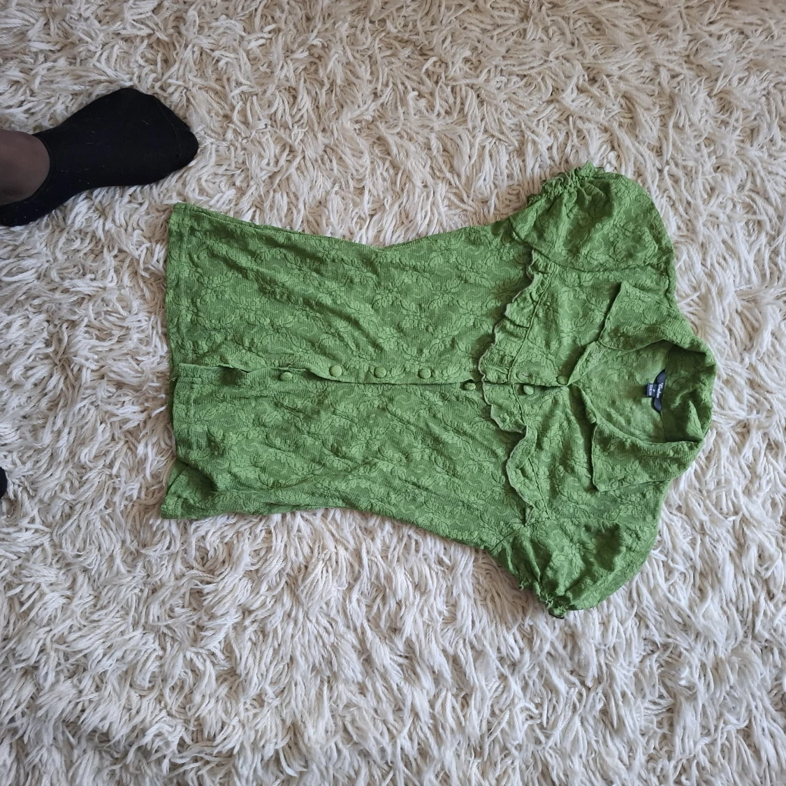 Grön spetsblus med volang och knappar - 1