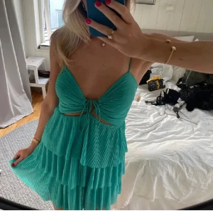 Zara klänning - Sjukt snygg!! Säljs inte längre och väldigt eftertraktad 💞